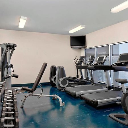 Four Points By Sheraton Hotel & Suites Calgary West Екстериор снимка