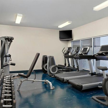 Four Points By Sheraton Hotel & Suites Calgary West Екстериор снимка