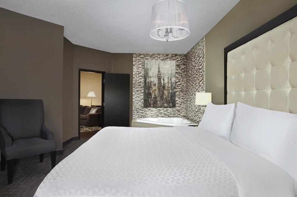 Four Points By Sheraton Hotel & Suites Calgary West Екстериор снимка