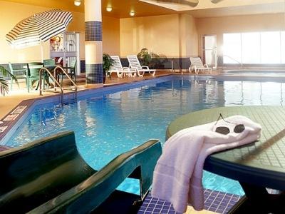 Four Points By Sheraton Hotel & Suites Calgary West Екстериор снимка