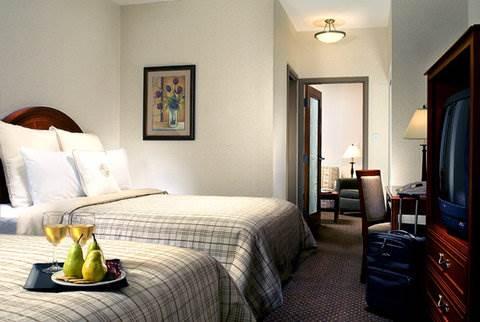 Four Points By Sheraton Hotel & Suites Calgary West Екстериор снимка