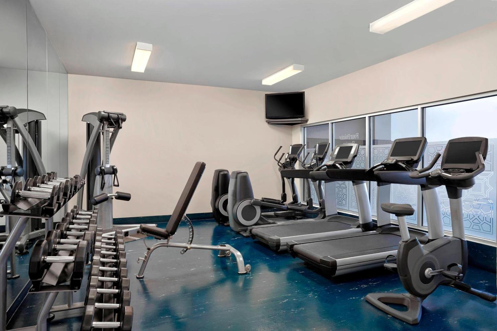 Four Points By Sheraton Hotel & Suites Calgary West Екстериор снимка