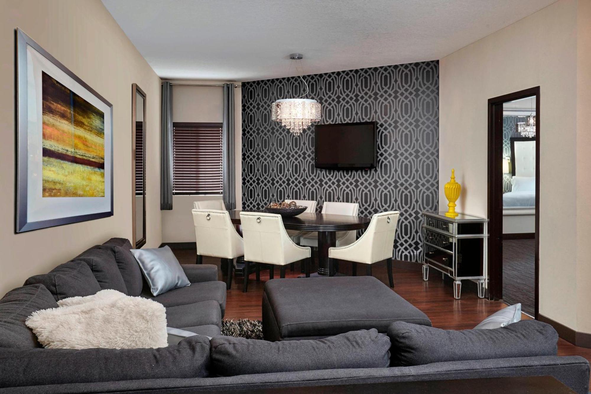 Four Points By Sheraton Hotel & Suites Calgary West Екстериор снимка