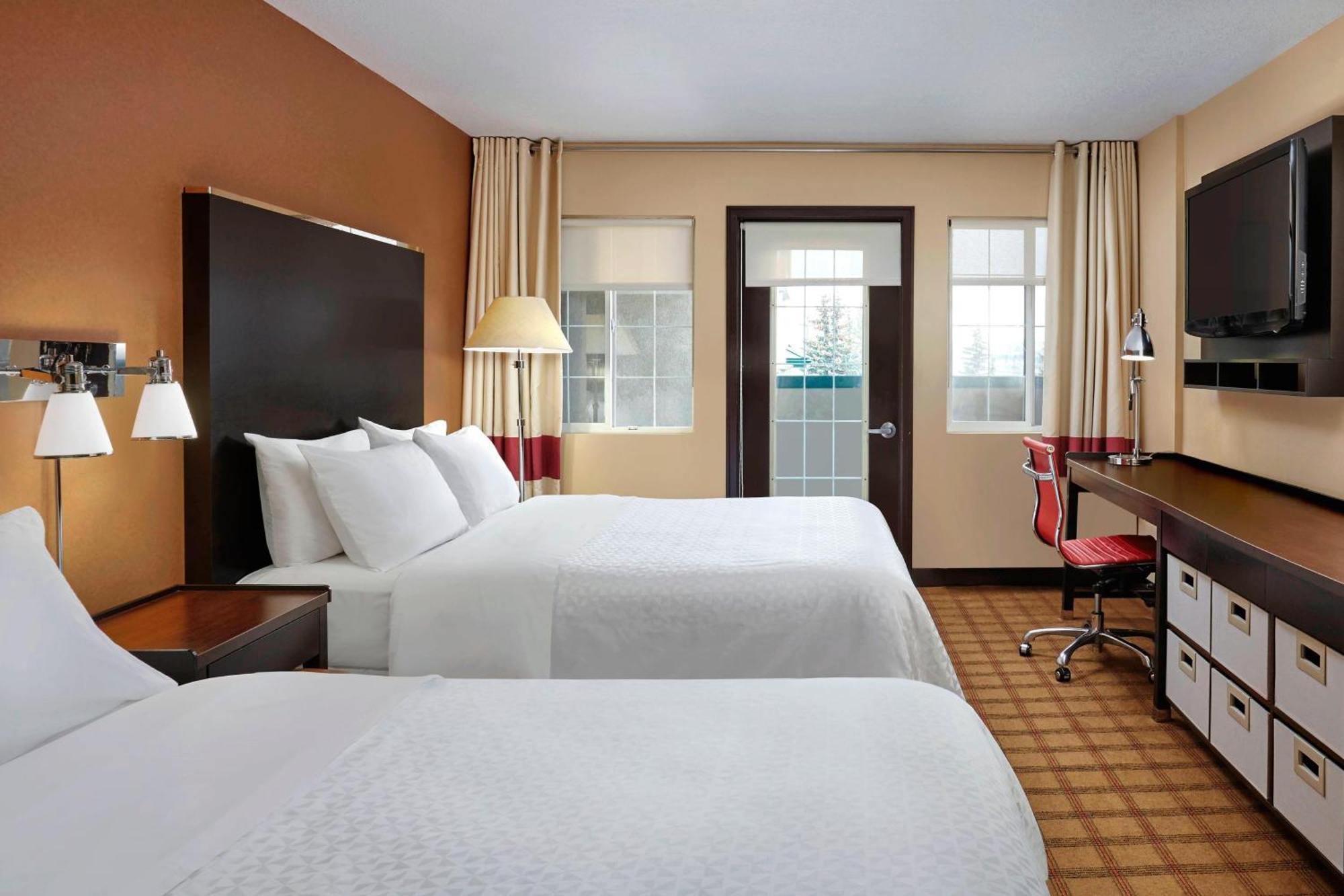 Four Points By Sheraton Hotel & Suites Calgary West Екстериор снимка