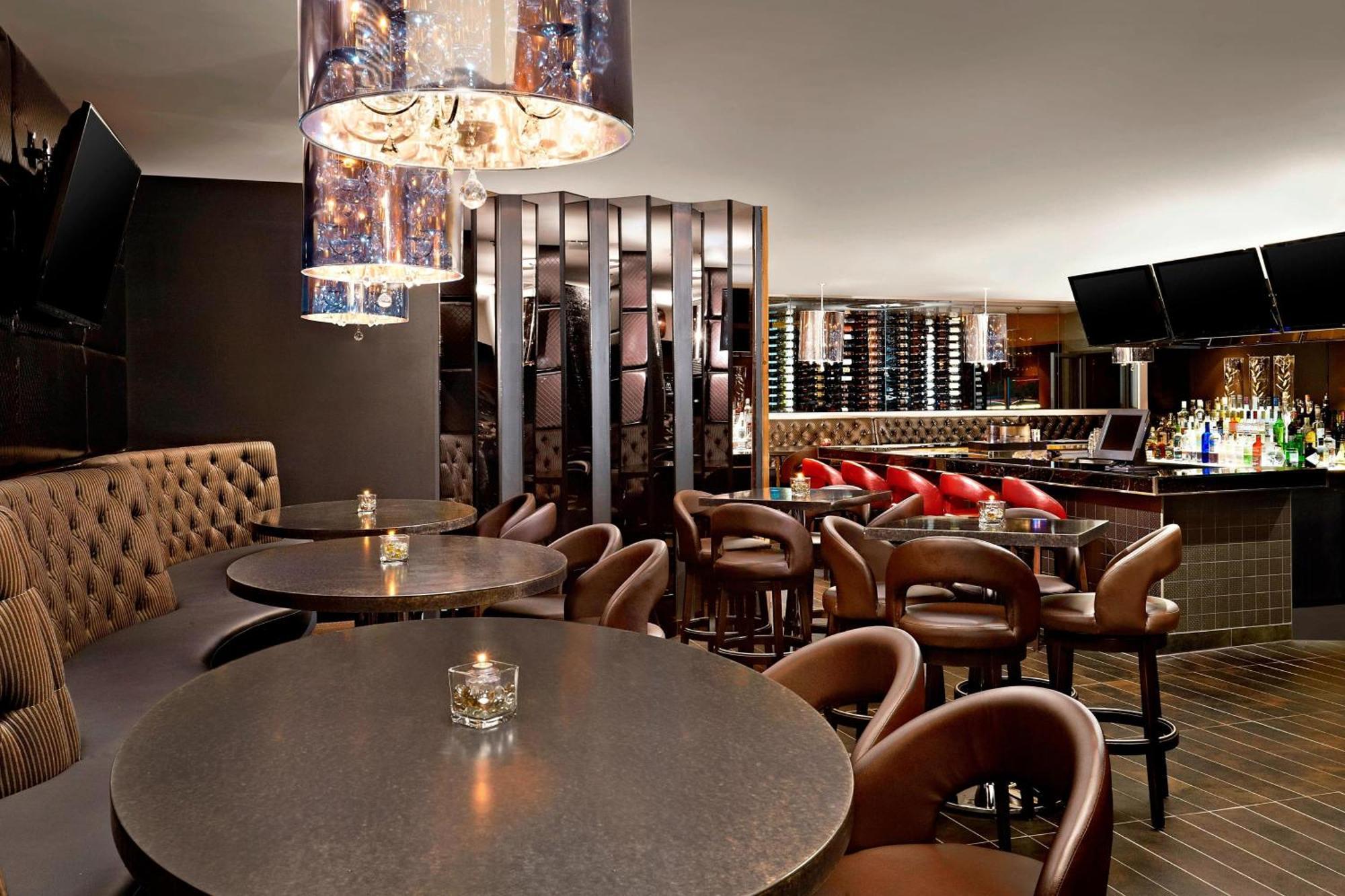 Four Points By Sheraton Hotel & Suites Calgary West Екстериор снимка