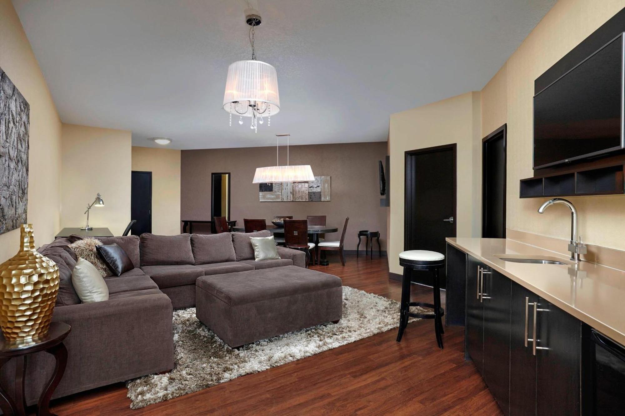 Four Points By Sheraton Hotel & Suites Calgary West Екстериор снимка