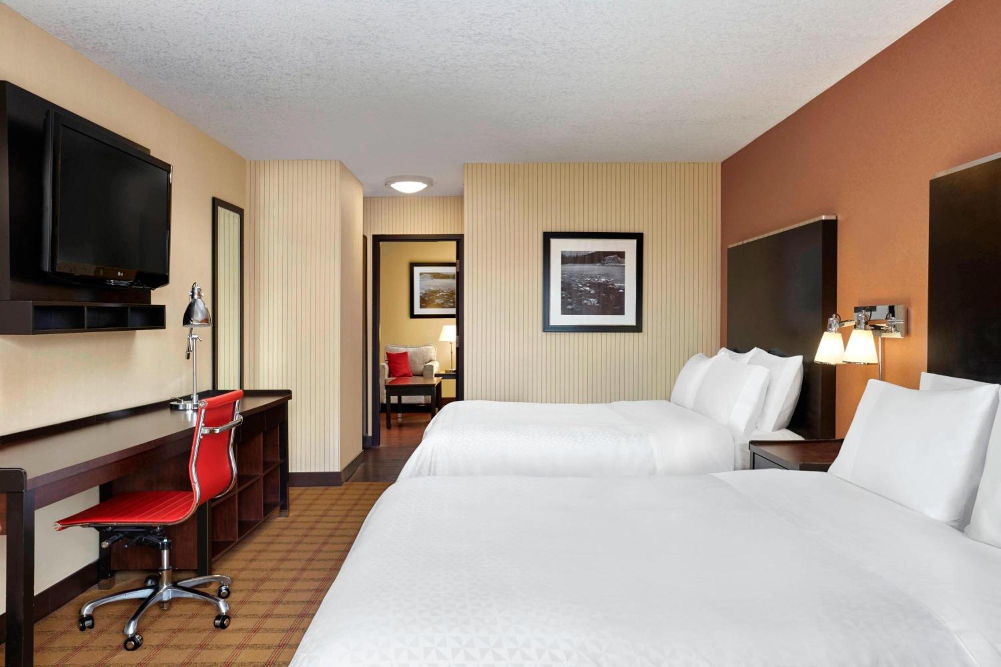 Four Points By Sheraton Hotel & Suites Calgary West Екстериор снимка