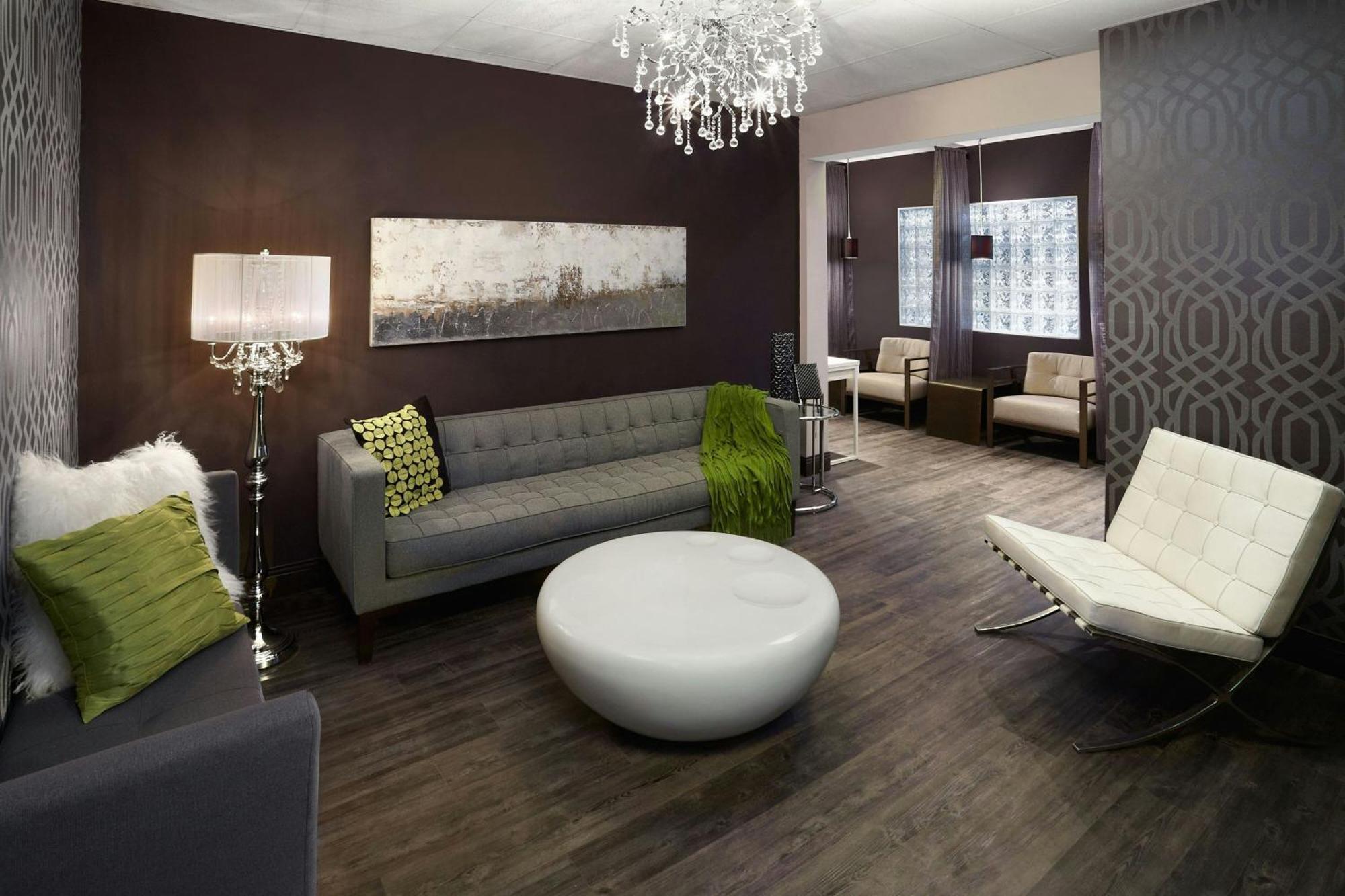 Four Points By Sheraton Hotel & Suites Calgary West Екстериор снимка