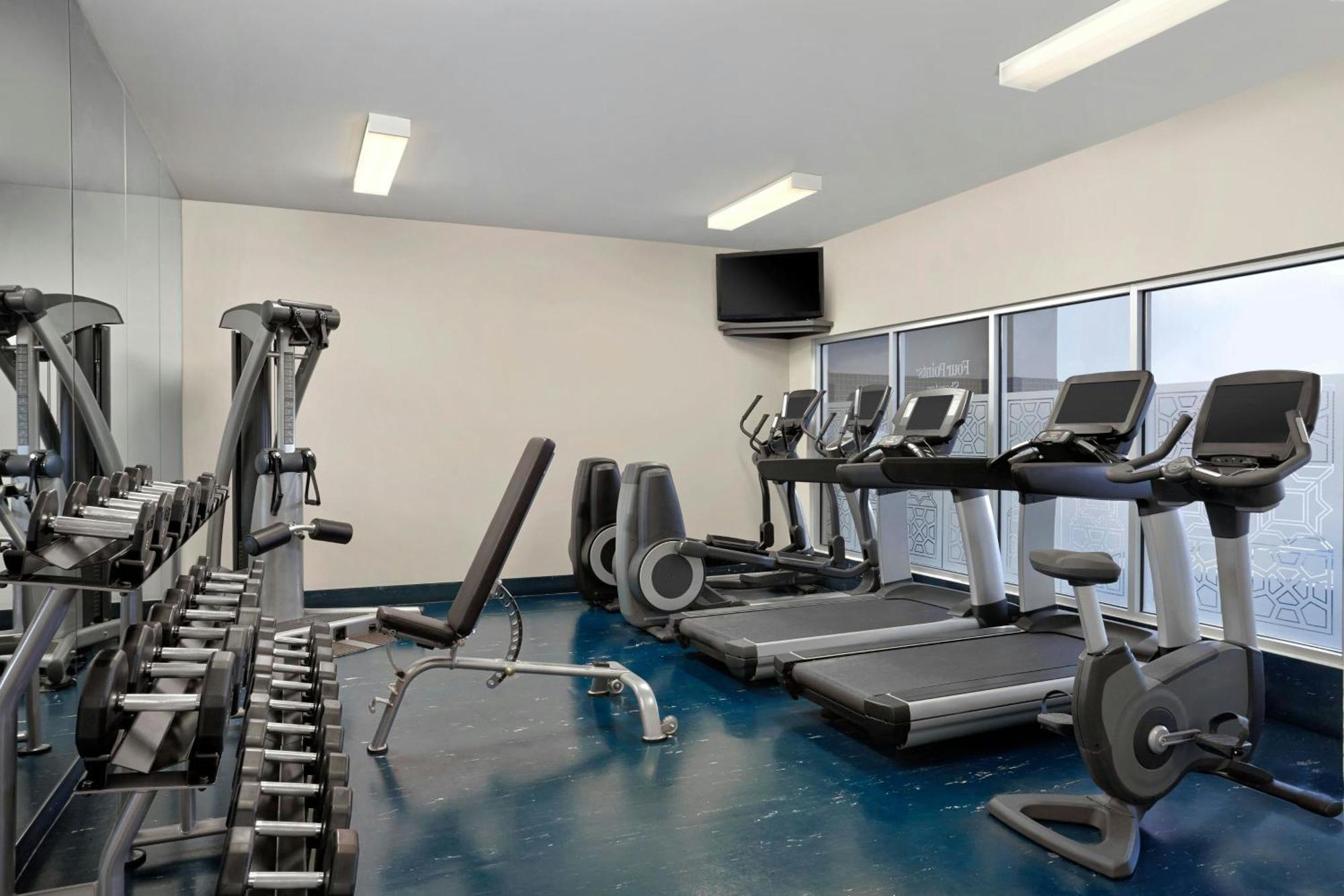 Four Points By Sheraton Hotel & Suites Calgary West Екстериор снимка