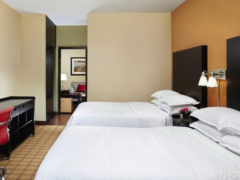 Four Points By Sheraton Hotel & Suites Calgary West Екстериор снимка