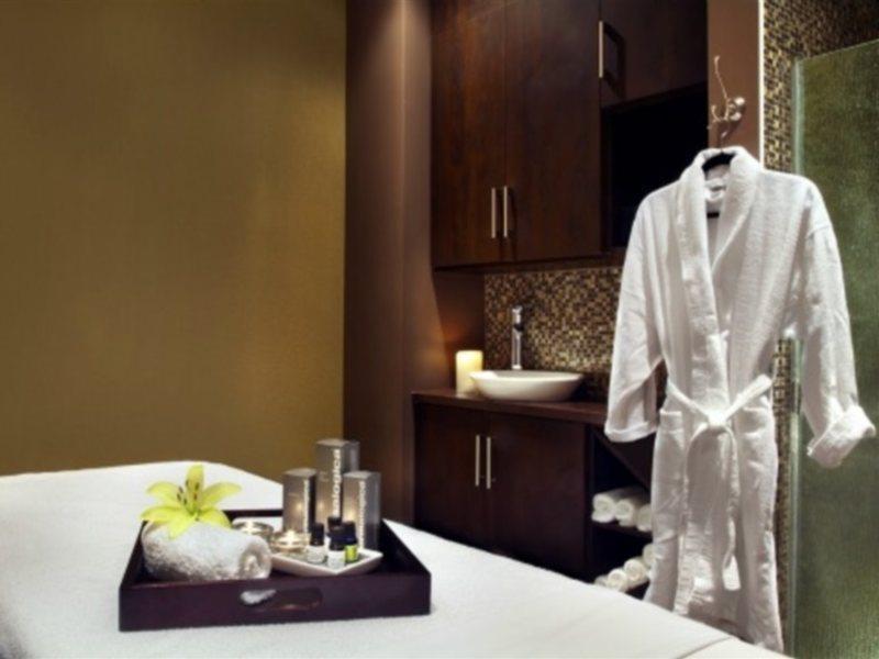 Four Points By Sheraton Hotel & Suites Calgary West Екстериор снимка