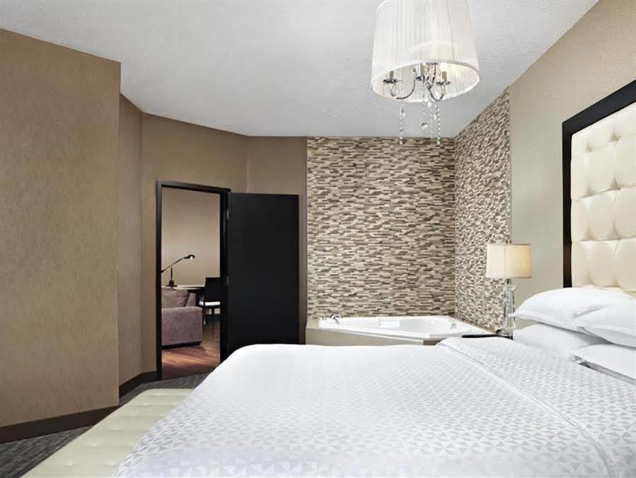 Four Points By Sheraton Hotel & Suites Calgary West Екстериор снимка